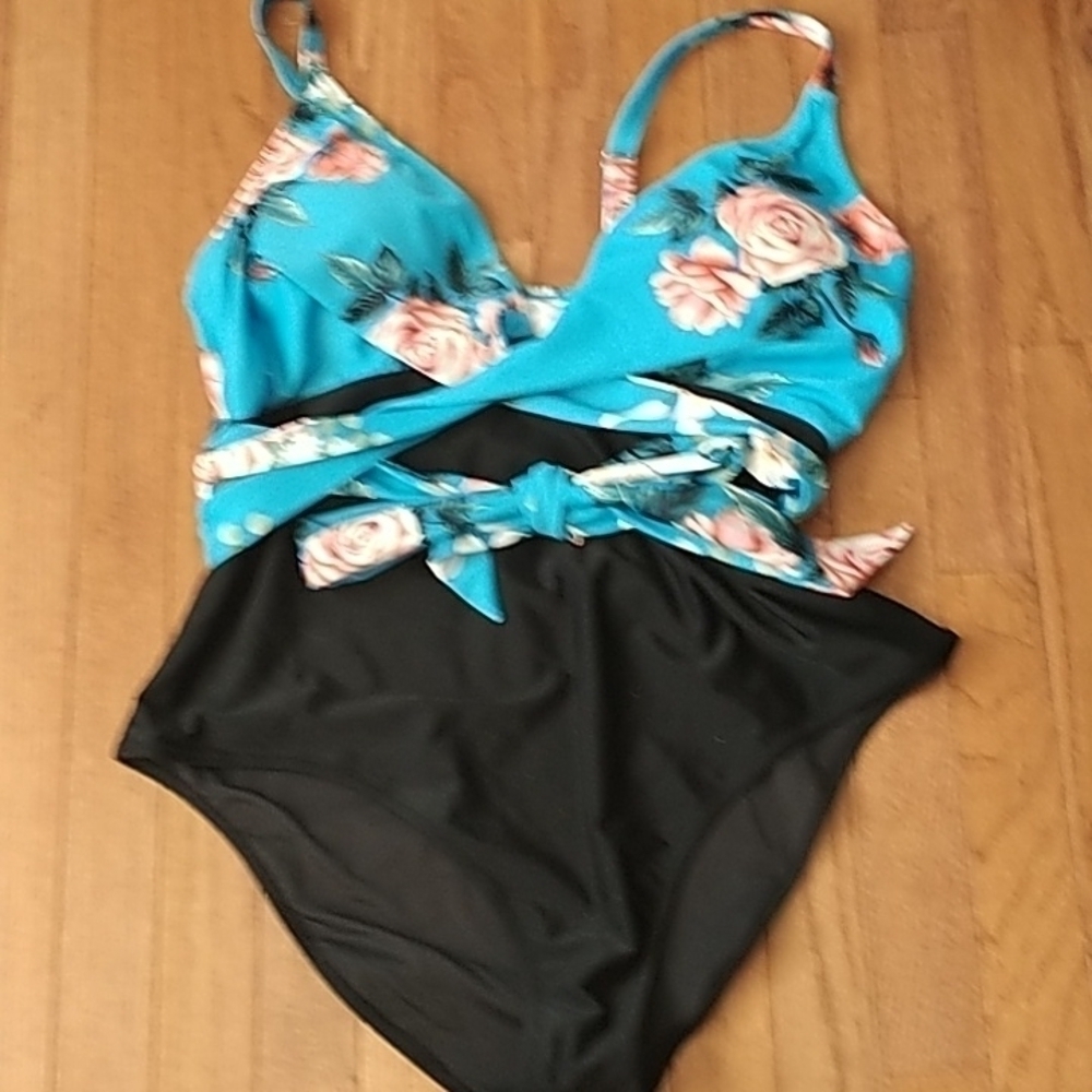 CUPSHE One Piece Swimsuit Floral top/Black Bottom 3X